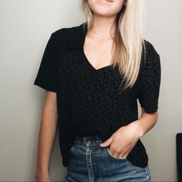 ✨SALE ✨Cute Crop Blouse - Picture 1 of 4